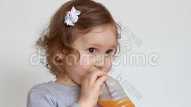 小女孩和新鲜的果汁，冰沙，柠檬水，新鲜，果汁。